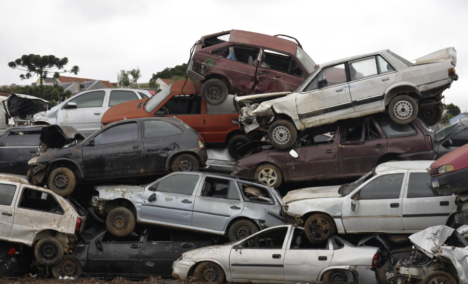 Detran-PR prensa 452 toneladas de veículos para reciclagem