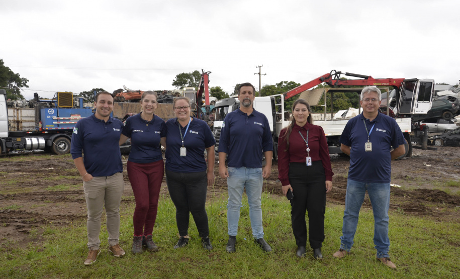 Detran-PR prensa 452 toneladas de veículos para reciclagem