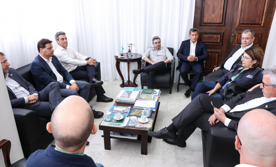 A partir desta quarta-feira (28), entram em operação os primeiros dois lotes das novas concessões rodoviárias do Paraná. A formalização do processo de transferência da administração das rodovias para as concessionárias aconteceu nesta segunda-feira (26), na sede do Departamento de Estradas de Rodagem do Paraná (DER-PR), em Curitiba.