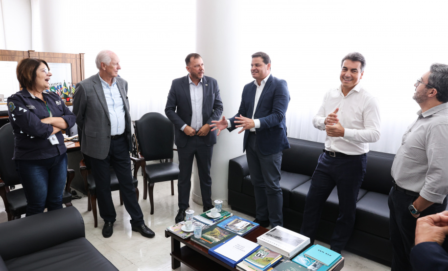 A partir desta quarta-feira (28), entram em operação os primeiros dois lotes das novas concessões rodoviárias do Paraná. A formalização do processo de transferência da administração das rodovias para as concessionárias aconteceu nesta segunda-feira (26), na sede do Departamento de Estradas de Rodagem do Paraná (DER-PR), em Curitiba.