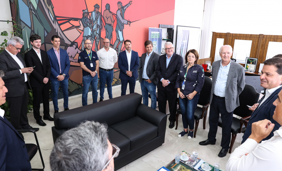 A partir desta quarta-feira (28), entram em operação os primeiros dois lotes das novas concessões rodoviárias do Paraná. A formalização do processo de transferência da administração das rodovias para as concessionárias aconteceu nesta segunda-feira (26), na sede do Departamento de Estradas de Rodagem do Paraná (DER-PR), em Curitiba.