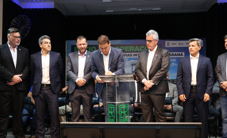 A partir desta quarta-feira (28), entram em operação os primeiros dois lotes das novas concessões rodoviárias do Paraná. A formalização do processo de transferência da administração das rodovias para as concessionárias aconteceu nesta segunda-feira (26), na sede do Departamento de Estradas de Rodagem do Paraná (DER-PR), em Curitiba.