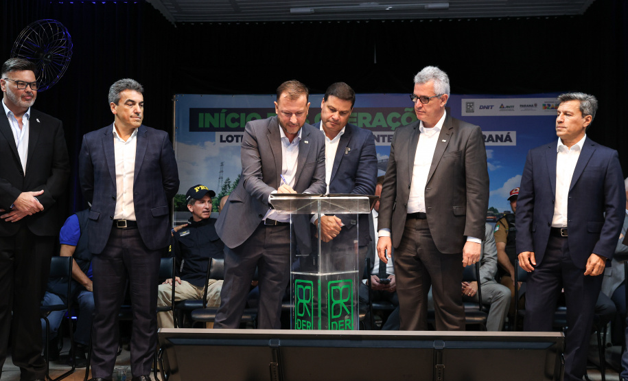 A partir desta quarta-feira (28), entram em operação os primeiros dois lotes das novas concessões rodoviárias do Paraná. A formalização do processo de transferência da administração das rodovias para as concessionárias aconteceu nesta segunda-feira (26), na sede do Departamento de Estradas de Rodagem do Paraná (DER-PR), em Curitiba.