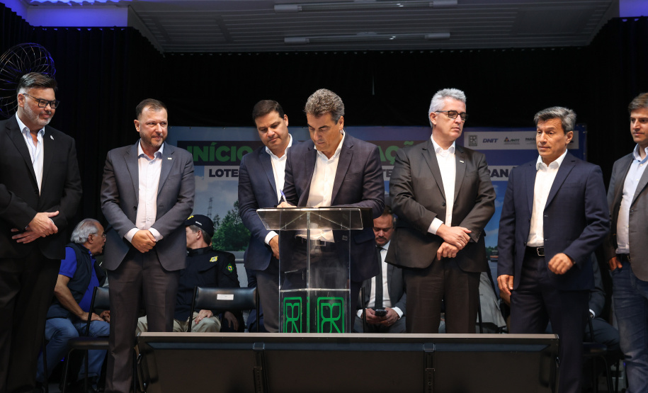 A partir desta quarta-feira (28), entram em operação os primeiros dois lotes das novas concessões rodoviárias do Paraná. A formalização do processo de transferência da administração das rodovias para as concessionárias aconteceu nesta segunda-feira (26), na sede do Departamento de Estradas de Rodagem do Paraná (DER-PR), em Curitiba.