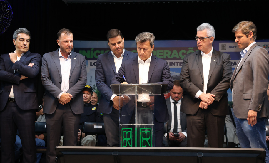 A partir desta quarta-feira (28), entram em operação os primeiros dois lotes das novas concessões rodoviárias do Paraná. A formalização do processo de transferência da administração das rodovias para as concessionárias aconteceu nesta segunda-feira (26), na sede do Departamento de Estradas de Rodagem do Paraná (DER-PR), em Curitiba.