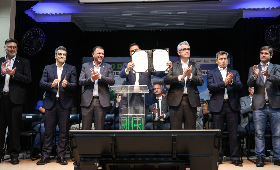 A partir desta quarta-feira (28), entram em operação os primeiros dois lotes das novas concessões rodoviárias do Paraná. A formalização do processo de transferência da administração das rodovias para as concessionárias aconteceu nesta segunda-feira (26), na sede do Departamento de Estradas de Rodagem do Paraná (DER-PR), em Curitiba.