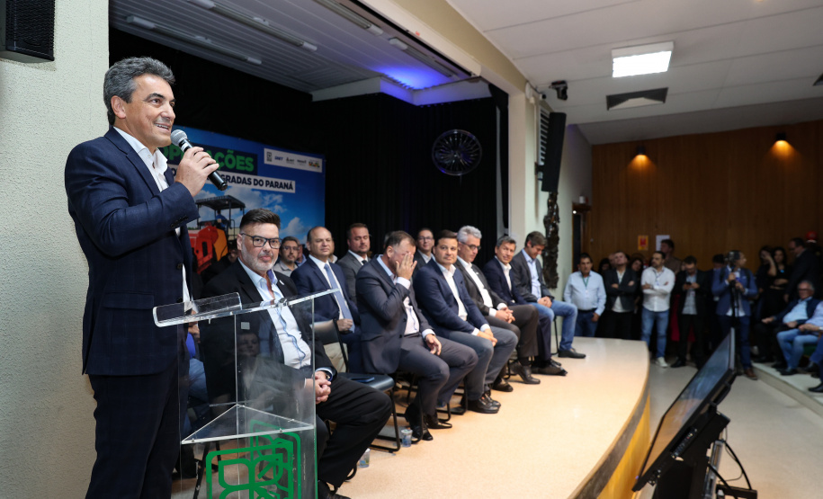 A partir desta quarta-feira (28), entram em operação os primeiros dois lotes das novas concessões rodoviárias do Paraná. A formalização do processo de transferência da administração das rodovias para as concessionárias aconteceu nesta segunda-feira (26), na sede do Departamento de Estradas de Rodagem do Paraná (DER-PR), em Curitiba.