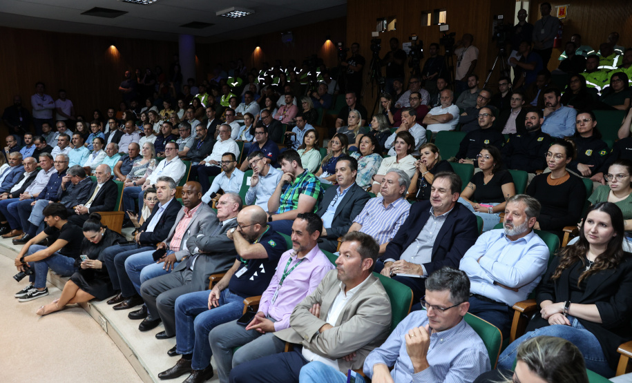 A partir desta quarta-feira (28), entram em operação os primeiros dois lotes das novas concessões rodoviárias do Paraná. A formalização do processo de transferência da administração das rodovias para as concessionárias aconteceu nesta segunda-feira (26), na sede do Departamento de Estradas de Rodagem do Paraná (DER-PR), em Curitiba.