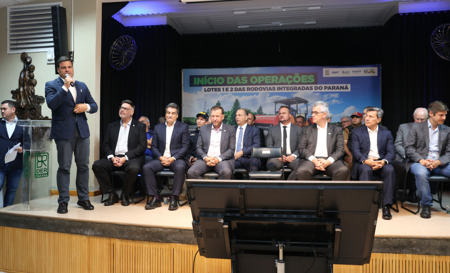 A partir desta quarta-feira (28), entram em operação os primeiros dois lotes das novas concessões rodoviárias do Paraná. A formalização do processo de transferência da administração das rodovias para as concessionárias aconteceu nesta segunda-feira (26), na sede do Departamento de Estradas de Rodagem do Paraná (DER-PR), em Curitiba.