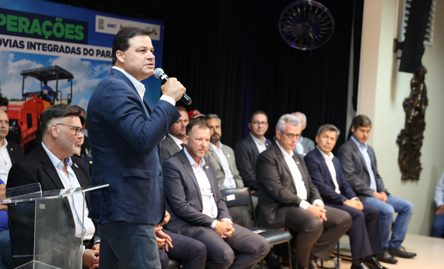 A partir desta quarta-feira (28), entram em operação os primeiros dois lotes das novas concessões rodoviárias do Paraná. A formalização do processo de transferência da administração das rodovias para as concessionárias aconteceu nesta segunda-feira (26), na sede do Departamento de Estradas de Rodagem do Paraná (DER-PR), em Curitiba.