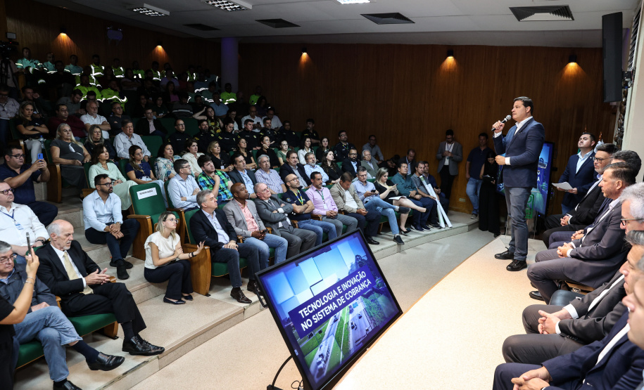 A partir desta quarta-feira (28), entram em operação os primeiros dois lotes das novas concessões rodoviárias do Paraná. A formalização do processo de transferência da administração das rodovias para as concessionárias aconteceu nesta segunda-feira (26), na sede do Departamento de Estradas de Rodagem do Paraná (DER-PR), em Curitiba.