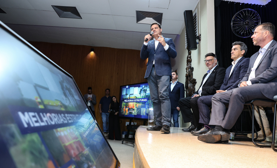 A partir desta quarta-feira (28), entram em operação os primeiros dois lotes das novas concessões rodoviárias do Paraná. A formalização do processo de transferência da administração das rodovias para as concessionárias aconteceu nesta segunda-feira (26), na sede do Departamento de Estradas de Rodagem do Paraná (DER-PR), em Curitiba.