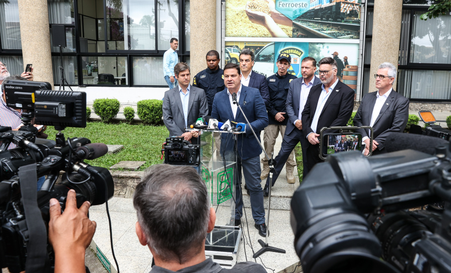 A partir desta quarta-feira (28), entram em operação os primeiros dois lotes das novas concessões rodoviárias do Paraná. A formalização do processo de transferência da administração das rodovias para as concessionárias aconteceu nesta segunda-feira (26), na sede do Departamento de Estradas de Rodagem do Paraná (DER-PR), em Curitiba.