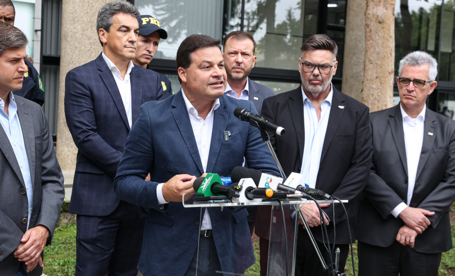 A partir desta quarta-feira (28), entram em operação os primeiros dois lotes das novas concessões rodoviárias do Paraná. A formalização do processo de transferência da administração das rodovias para as concessionárias aconteceu nesta segunda-feira (26), na sede do Departamento de Estradas de Rodagem do Paraná (DER-PR), em Curitiba.