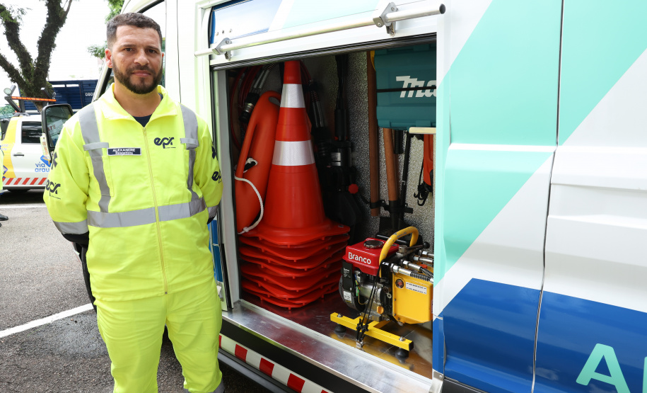 A partir desta quarta-feira (28), entram em operação os primeiros dois lotes das novas concessões rodoviárias do Paraná. A formalização do processo de transferência da administração das rodovias para as concessionárias aconteceu nesta segunda-feira (26), na sede do Departamento de Estradas de Rodagem do Paraná (DER-PR), em Curitiba.