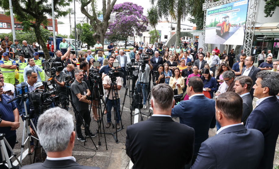 A partir desta quarta-feira (28), entram em operação os primeiros dois lotes das novas concessões rodoviárias do Paraná. A formalização do processo de transferência da administração das rodovias para as concessionárias aconteceu nesta segunda-feira (26), na sede do Departamento de Estradas de Rodagem do Paraná (DER-PR), em Curitiba.