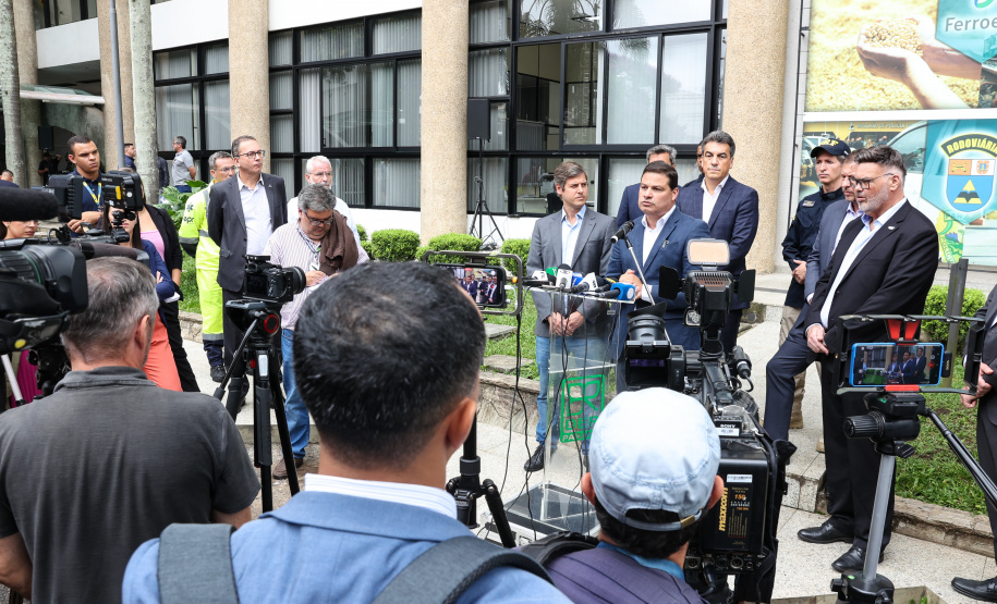 A partir desta quarta-feira (28), entram em operação os primeiros dois lotes das novas concessões rodoviárias do Paraná. A formalização do processo de transferência da administração das rodovias para as concessionárias aconteceu nesta segunda-feira (26), na sede do Departamento de Estradas de Rodagem do Paraná (DER-PR), em Curitiba.