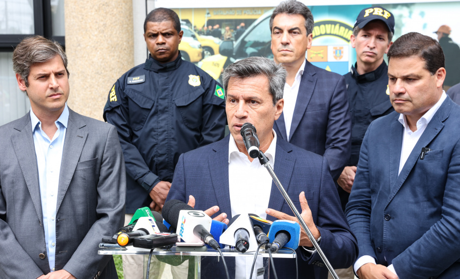 A partir desta quarta-feira (28), entram em operação os primeiros dois lotes das novas concessões rodoviárias do Paraná. A formalização do processo de transferência da administração das rodovias para as concessionárias aconteceu nesta segunda-feira (26), na sede do Departamento de Estradas de Rodagem do Paraná (DER-PR), em Curitiba.