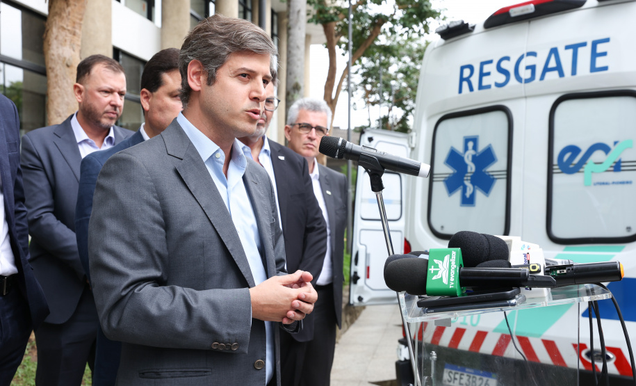 A partir desta quarta-feira (28), entram em operação os primeiros dois lotes das novas concessões rodoviárias do Paraná. A formalização do processo de transferência da administração das rodovias para as concessionárias aconteceu nesta segunda-feira (26), na sede do Departamento de Estradas de Rodagem do Paraná (DER-PR), em Curitiba.