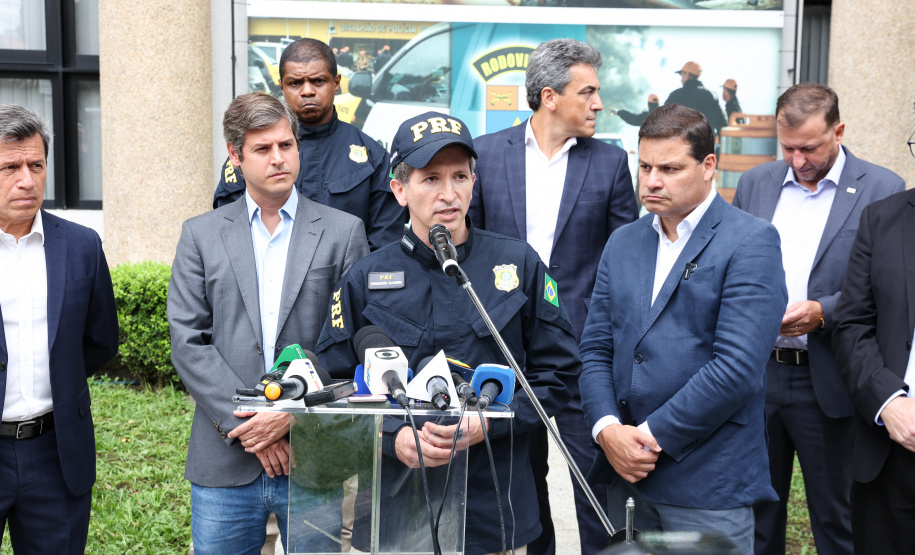 A partir desta quarta-feira (28), entram em operação os primeiros dois lotes das novas concessões rodoviárias do Paraná. A formalização do processo de transferência da administração das rodovias para as concessionárias aconteceu nesta segunda-feira (26), na sede do Departamento de Estradas de Rodagem do Paraná (DER-PR), em Curitiba.