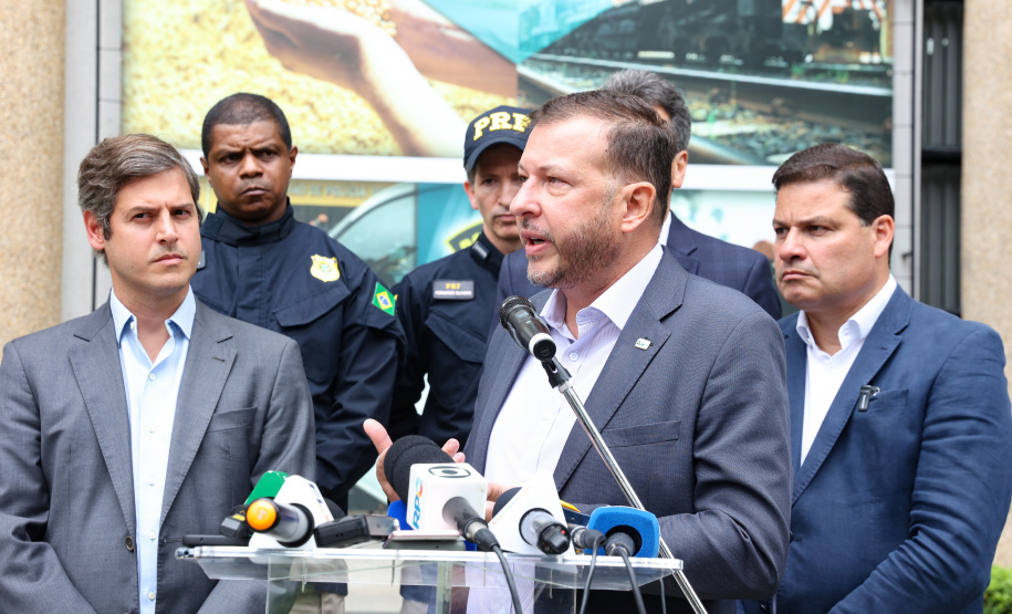 A partir desta quarta-feira (28), entram em operação os primeiros dois lotes das novas concessões rodoviárias do Paraná. A formalização do processo de transferência da administração das rodovias para as concessionárias aconteceu nesta segunda-feira (26), na sede do Departamento de Estradas de Rodagem do Paraná (DER-PR), em Curitiba.