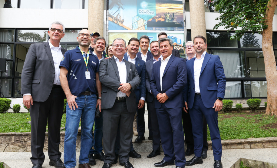 A partir desta quarta-feira (28), entram em operação os primeiros dois lotes das novas concessões rodoviárias do Paraná. A formalização do processo de transferência da administração das rodovias para as concessionárias aconteceu nesta segunda-feira (26), na sede do Departamento de Estradas de Rodagem do Paraná (DER-PR), em Curitiba.