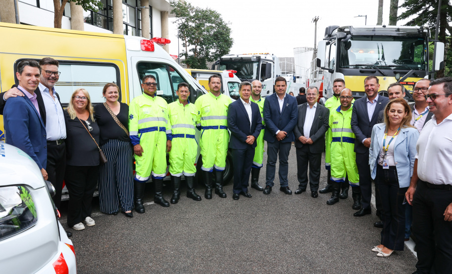 A partir desta quarta-feira (28), entram em operação os primeiros dois lotes das novas concessões rodoviárias do Paraná. A formalização do processo de transferência da administração das rodovias para as concessionárias aconteceu nesta segunda-feira (26), na sede do Departamento de Estradas de Rodagem do Paraná (DER-PR), em Curitiba.