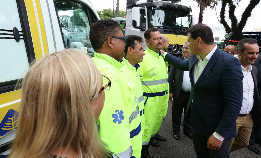 A partir desta quarta-feira (28), entram em operação os primeiros dois lotes das novas concessões rodoviárias do Paraná. A formalização do processo de transferência da administração das rodovias para as concessionárias aconteceu nesta segunda-feira (26), na sede do Departamento de Estradas de Rodagem do Paraná (DER-PR), em Curitiba.