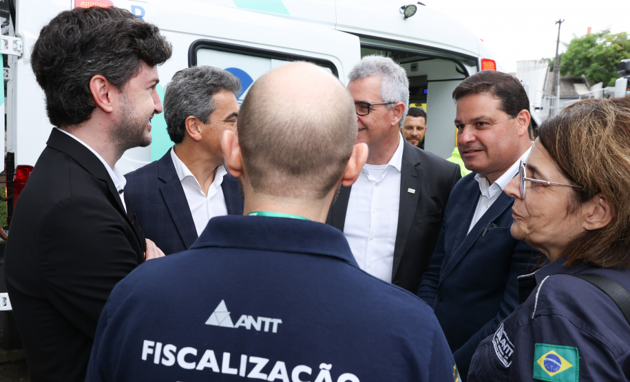 A partir desta quarta-feira (28), entram em operação os primeiros dois lotes das novas concessões rodoviárias do Paraná. A formalização do processo de transferência da administração das rodovias para as concessionárias aconteceu nesta segunda-feira (26), na sede do Departamento de Estradas de Rodagem do Paraná (DER-PR), em Curitiba.