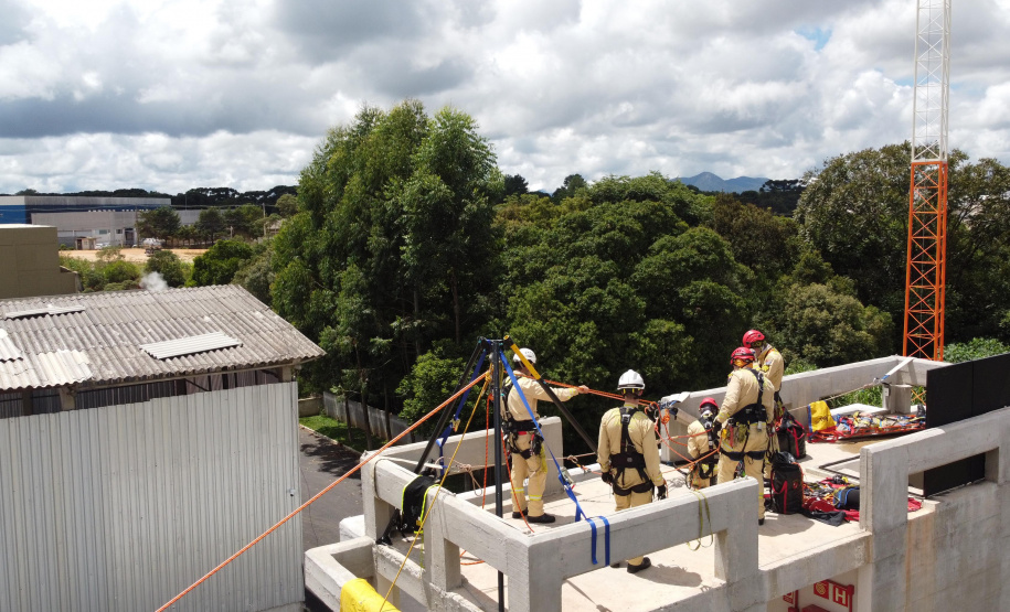 Bombeiros do Paraná disputam competição internacional de resgate em altura