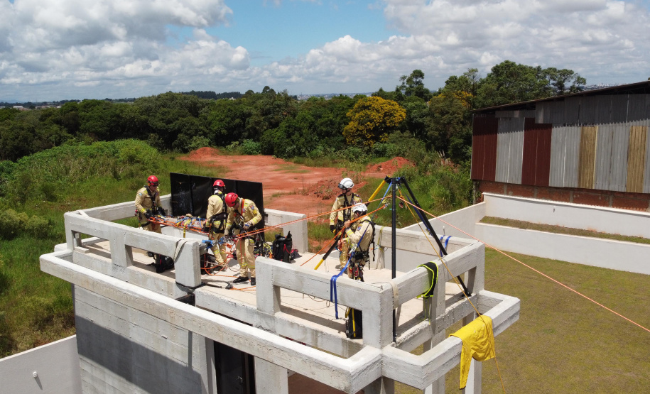 Bombeiros do Paraná disputam competição internacional de resgate em altura