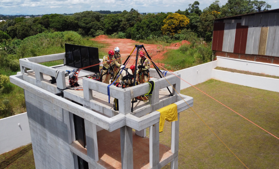 Bombeiros do Paraná disputam competição internacional de resgate em altura