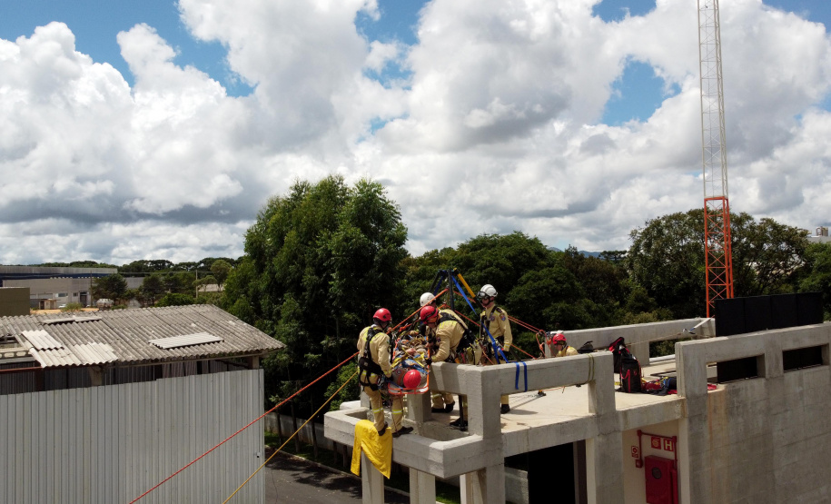 Bombeiros do Paraná disputam competição internacional de resgate em altura
