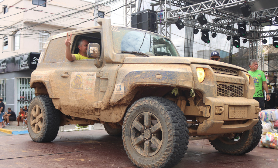 Guaratuba recebe com festa os competidores na última etapa do Rally Transparaná 2024