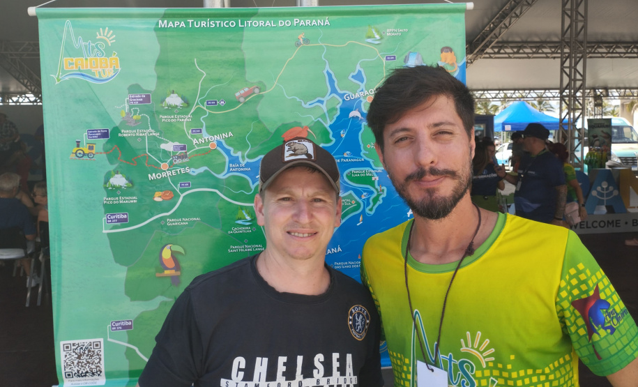 Turistas do cruzeiro da MSC são recepcionados com "baterilha" e ritmo do Carnaval em Paranaguá