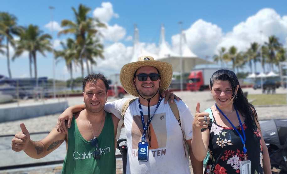 Turistas do cruzeiro da MSC são recepcionados com "baterilha" e ritmo do Carnaval em Paranaguá