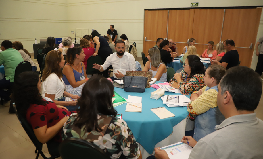 Seminário dos Diretores com Foco na Aprendizagem, que reúne em Foz do Iguaçu, no Oeste do Estado, 2 mil profissionais da educação de toda a rede estadual, com foco no planejamento pedagógico para o primeiro semestre letivo.