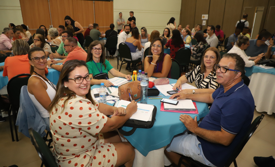 Seminário dos Diretores com Foco na Aprendizagem, que reúne em Foz do Iguaçu, no Oeste do Estado, 2 mil profissionais da educação de toda a rede estadual, com foco no planejamento pedagógico para o primeiro semestre letivo.
