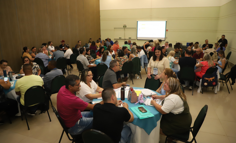 Seminário dos Diretores com Foco na Aprendizagem, que reúne em Foz do Iguaçu, no Oeste do Estado, 2 mil profissionais da educação de toda a rede estadual, com foco no planejamento pedagógico para o primeiro semestre letivo.