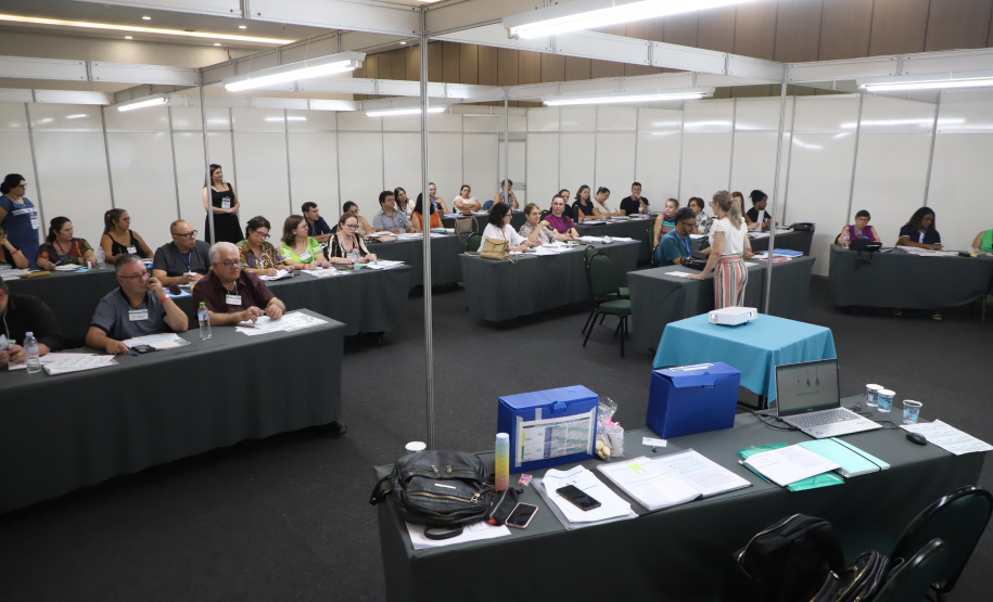 Seminário dos Diretores com Foco na Aprendizagem, que reúne em Foz do Iguaçu, no Oeste do Estado, 2 mil profissionais da educação de toda a rede estadual, com foco no planejamento pedagógico para o primeiro semestre letivo.