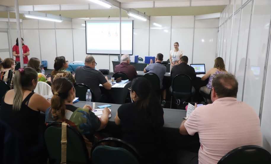 Seminário dos Diretores com Foco na Aprendizagem, que reúne em Foz do Iguaçu, no Oeste do Estado, 2 mil profissionais da educação de toda a rede estadual, com foco no planejamento pedagógico para o primeiro semestre letivo.
