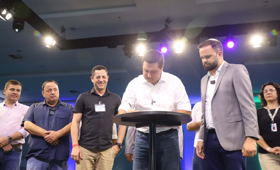 Governador anuncia mais R$ 100 milhões para reformas de escolas estaduais