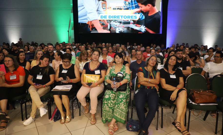 Ganhando o Mundo: Estado vai levar 200 diretores da rede para capacitação no Chile