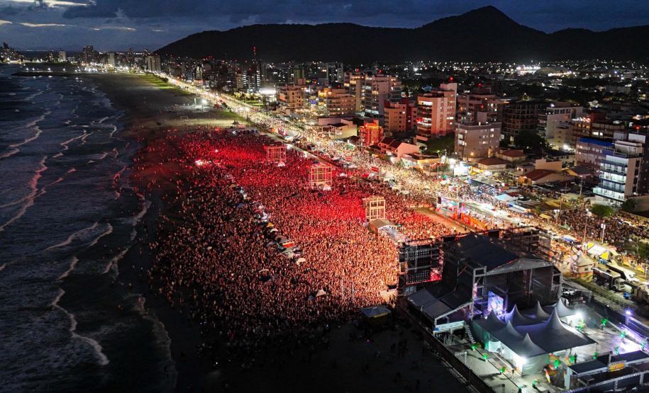 Show em Pontal do Paraná com Bruno Rosa e Yasmin Santos dentro da programação do Verão Maior Paraná, neste domingo (21). Foto: Geraldo Bubniak/AEN