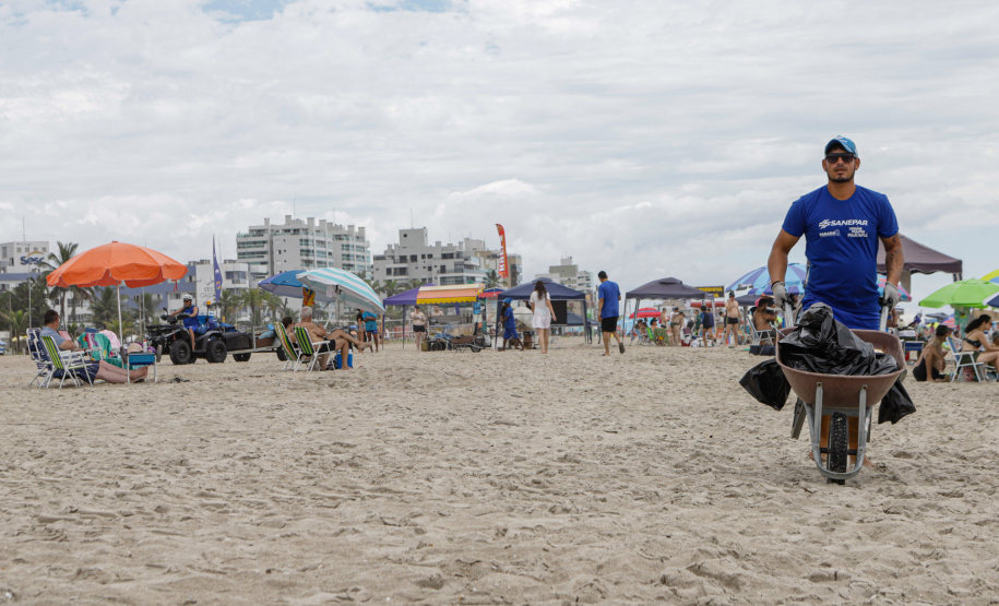 A pedido das prefeituras, Sanepar manterá serviço de limpeza das praias até o dia 28