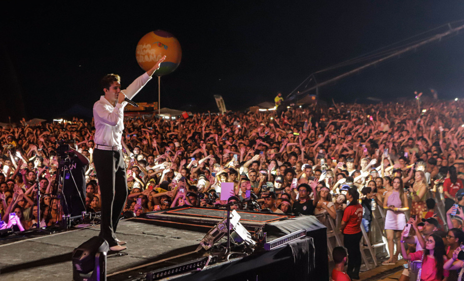 Noite histórica: Luan Santana e É o Tchan levam quase 180 mil pessoas aos shows no Litoral