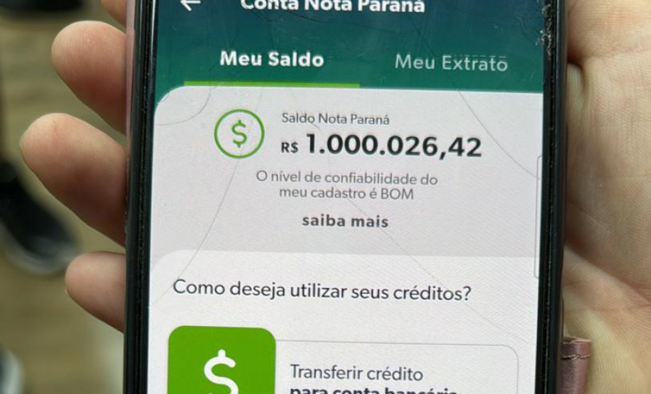 Moradora de Paranaguá recebe cheque de R$ 1 milhão do Nota Paraná um dia depois do aniversário