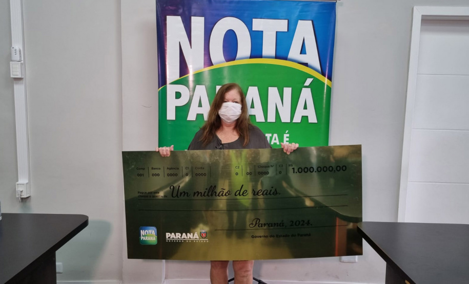 Moradora de Paranaguá recebe cheque de R$ 1 milhão do Nota Paraná um dia depois do aniversário