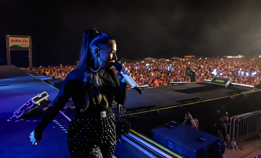Simone Mendes leva público recorde a Matinhos e Dudu Nobre agita Pontal do Paraná