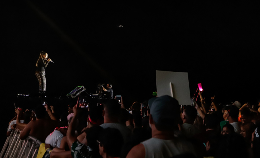 Simone Mendes leva público recorde a Matinhos e Dudu Nobre agita Pontal do Paraná